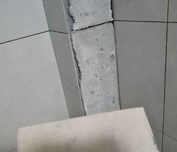灵山瓷砖空鼓维修公司分享下厨房瓷砖脱落的补救措施。